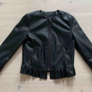  - Svart skinnjacka med volanger från Zara! Knappt använd, jättefint skick! 