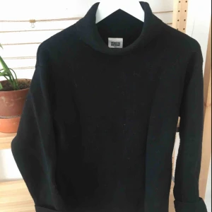  - Tjock polotröja från weekday, använd men bra kvalité 