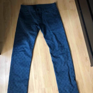  - Louis vuitton jeans köpta i Stockholm, out of stock på Louis vuitton’s hemsida. Kvitto, påse finns med och dom är i storlek 33. Otroligt snygga jeans, använda ett fåtal gånger så dom är i nyskick. Kan mötas upp eller frakta och köparen står för frakten.