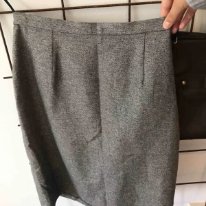  - Gråmelerad kavajkjol med tillhörande topp