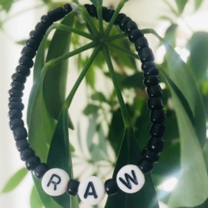 Bokstavsarmband - Designar personliga textarmband- Här ovan syns ett exemplar på ett "Style Standard armband". Besök min plick för att se mer stilar på designs. Text väljer givetvis alltid du själv som kund♡