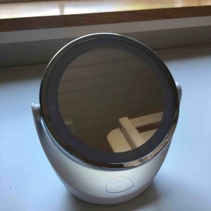  - Sminkspegel med rotarande spegel. På ena sidan är den normal och på andra zoom. Lampa runtom. Batteridriven. Köpt på vilas Ohlsson.