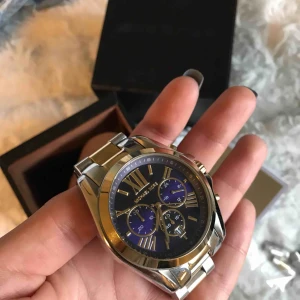  - Säljer min klocka från Michael Kors, fint skick. Nypris 2998kr. Kvitto finns. 