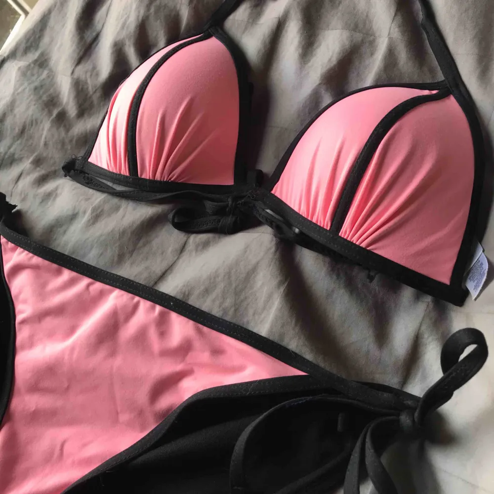 Superfin rosa bikini, knappt använt och såklart tvättad! Överdelen är storlek 36 och underdelen storlek 40 då underdelen är liten i storleken. Kan såklart fraktas om du betalar frakten, fråga ifall du har frågor så svarar jag direkt!😊💕. Övrigt.