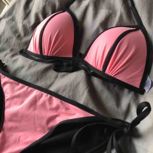  - Superfin rosa bikini, knappt använt och såklart tvättad! Överdelen är storlek 36 och underdelen storlek 40 då underdelen är liten i storleken. Kan såklart fraktas om du betalar frakten, fråga ifall du har frågor så svarar jag direkt!😊💕