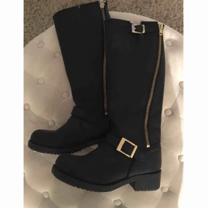  - Säljer mina Johnny Bulls med guld detaljer!  Köptes för 2000 kr och är använda bara fåtal gånger. 🖤 Mycket snyggare på än på bild