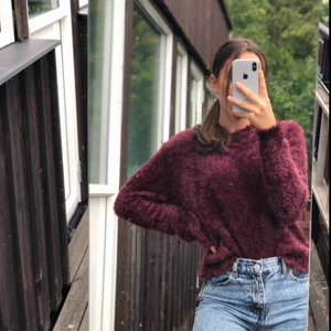  - En stickad tröja från Pull&Bear. Super höstlig och SUUUUPER mjuk. Använd endast 2 gånger. Säljes pga att jag har en liknande tröja🤪🤩 