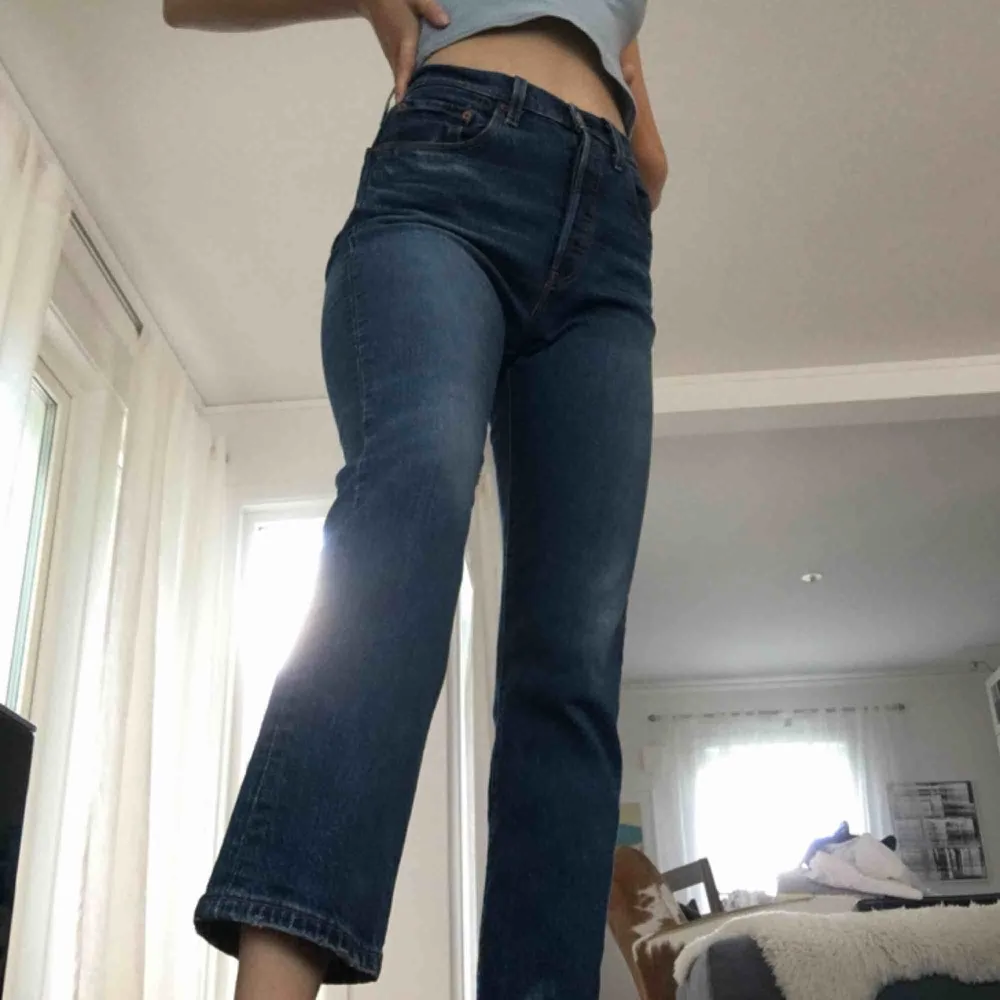 LEVI’s 501 jeans i mörkblått. Jättefina, denna modell är de originella mom jeansen. Jag är 179 cm men dom är korta på mig (därför säljer jag dem). Nypris ca 1200 kr.  Möts annars tillkommer frakt.. Jeans & Byxor.