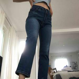 LEVI’s 501 jeans i mörkblått. Jättefina, denna modell är de originella mom jeansen. Jag är 179 cm men dom är korta på mig (därför säljer jag dem). Nypris ca 1200 kr.  Möts annars tillkommer frakt.