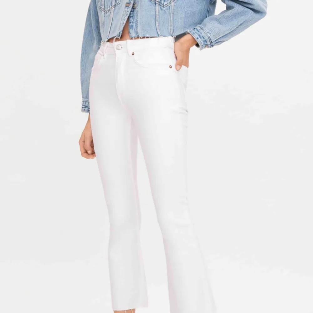 Cropped flare jeans från zara. Nyskick . Jeans & Byxor.