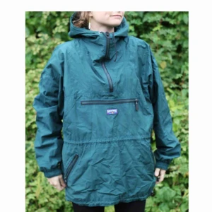  - Retro jacka i fin petrol färg, strl S skulle tro herrstrl, lite stor på mig som är 160cm. Second hand men Fint skick! Frakt 63kr