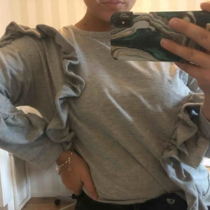  - Super fin tröja från Zara med detaljer  Frakten ingår i priset 