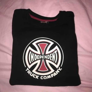  - Independent sweatshirt från caliroots, använt den max 5 gånger 9/10