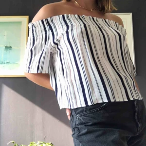  - Säljer en oanvänd off shoulder topp från Pull&Bear! Väldigt bra skick och superfin! Köparen står för frakten❤️