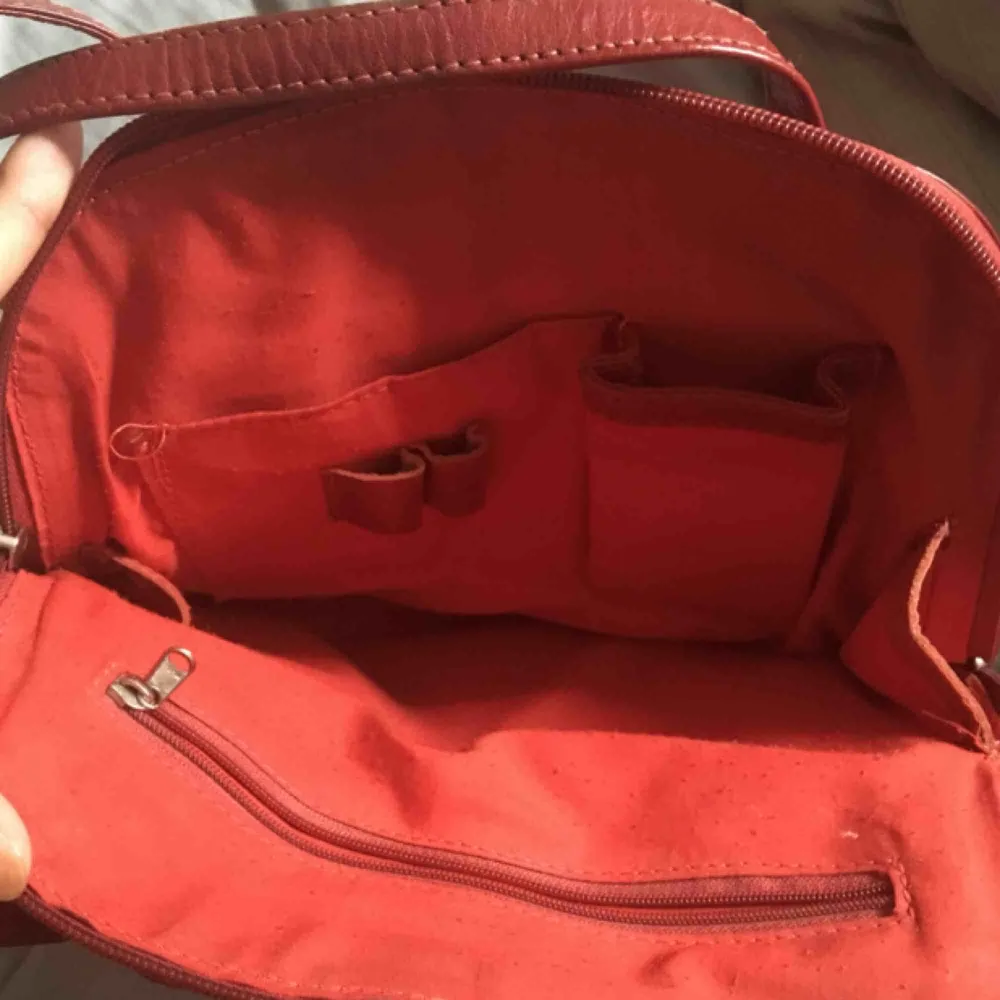En fett söt röd axelväska OCH ryggväska?! Kommer inte till användning 😢💗. Väskor.