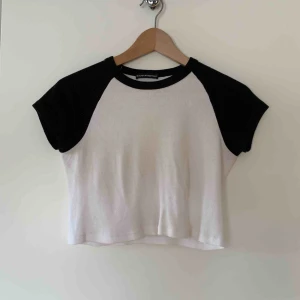  - Super fin croppad tröja från brandy Melville, sparsamt använd. Ser ut som att den är smutsig på 1a bild men den är inte det