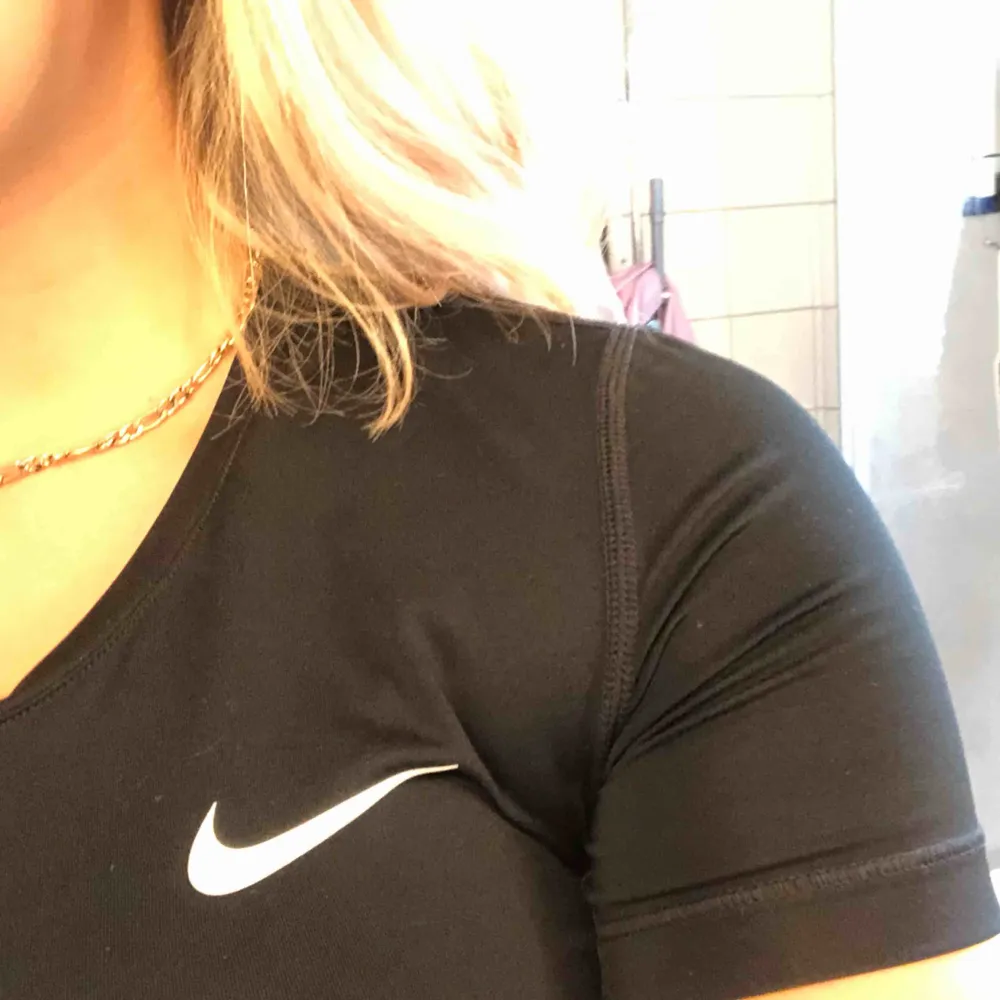 Luftig och superskön stretshig träningst-shirt ifrån Nike PRO, knappt andvänd så i ett väldigt bra skick. T-shirts.