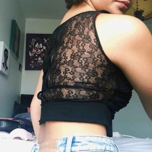  - Svart topp. Spetts rygg och draperat fram. Aldrig använt