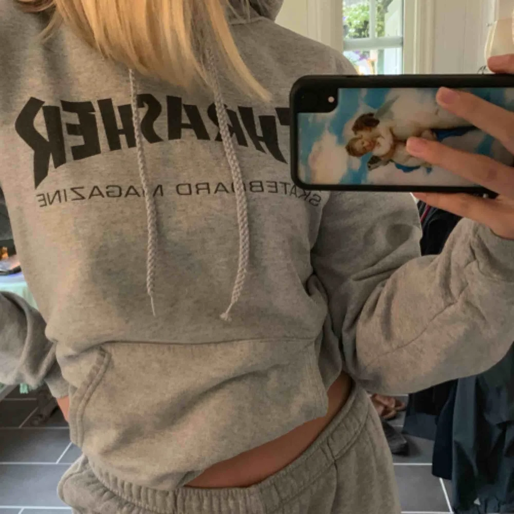 Thrasher-hoodie, använt typ tre gånger max, perfekt skick! Frakten kostar 79kr 🥳. Hoodies.