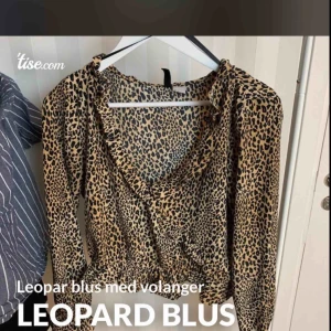  - Leopard blus från hm med volanger Resor vid handlederna och i midjan, u-ringad Använd 1 gång Väldigt fint skick Stl 42/14år Köparen står för frakten men kan mötas upp i gävle   
