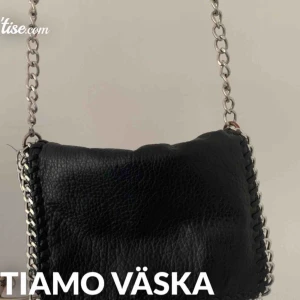  - Svart tiamo väska  Nypris:500 Mycket använd men nästan som ny i skicket  Lite sliten men inget stort Många innerfack Köparen står för frakten men kan även mötas upp i gävle