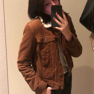  - Brun Manchester jacka, ganska tjock så passar bra till hösten