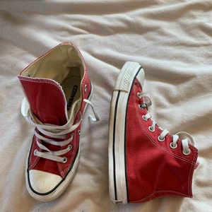  - Äkta converse i fint använt skick.  Storlek 4, motsvarande 36,5-37.  Finns att hämta en mil från stan, kan tas till Umeå centrum.  Eller skickas mot fraktkostnad. 