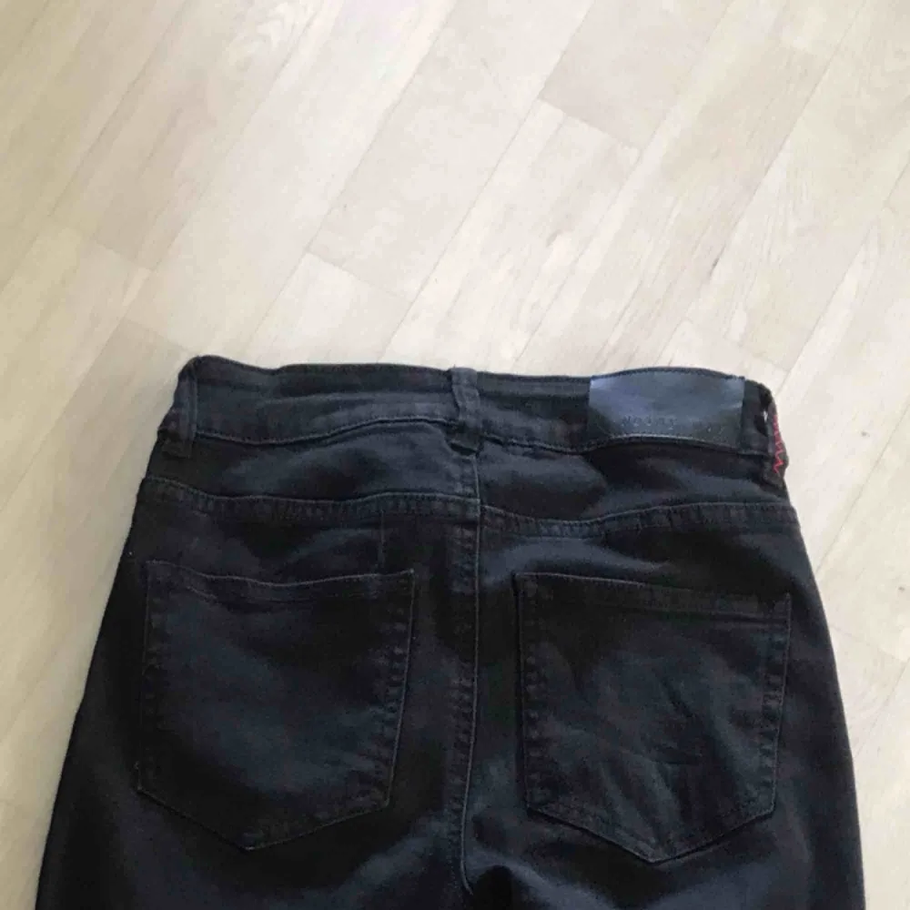 Svarta jeans med snörning vid ankeln. De röda går lätt att sprätta bort. Jag kan även göra de om de önskas. De är bara fråga om du undrar nått men frakt tillkommer. Jeans & Byxor.