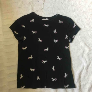  - Tröja med enhörningar från Pull&Bear Kika gärna in på min profil, har massor av annonser ute!