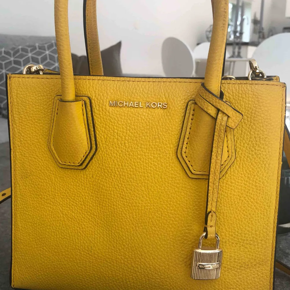 The Mercer från MichaelKors, en mindre modell. Något slitage på baksidan av väskan annars i jättebra skick. Kvitto finns (2799:-)  Använder Swish & köparen står för frakten. Kan hämtas i Varberg🌸. Väskor.