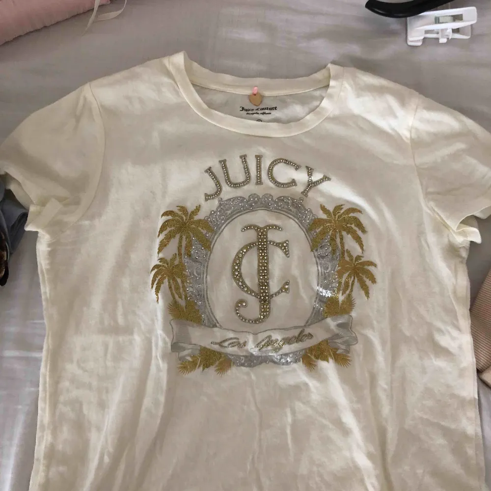 Juicy couture t-shirt använd en gång, jätte fint tryck och skönt material. T-shirts.