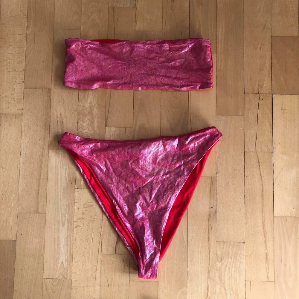 Säljer denna rosa skimmriga bikinin. Den ser lite knasig ut såhär men är faktiskt riktigt snygg på! Underdelen är högmidjad och toppen bandeu. Endast testad 💞. Övrigt.