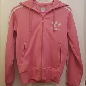 Adidas tröja - Luva, fickor och öppning med dragkedja.