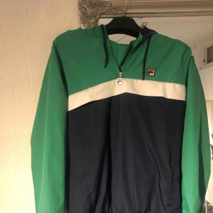  - Grön Fila vindjacka som är i nyskick  Perfekt till våren  Frakt ingår i priset!💫