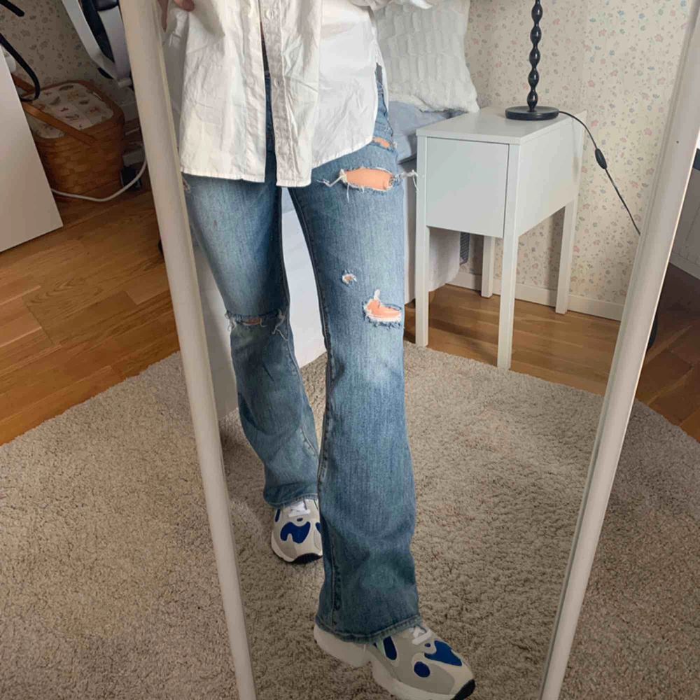 Intressekoll på de här jeansen från American eagle! Kan inte se vad det är för storlek men de passar mig som har S/36 i alla byxor och strl 27 i jeans från &other stories:)) köparen betalar frakt😊. Jeans & Byxor.