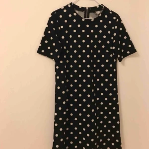  - Superfin prickig klänning. Storlek 38 men liten i storlek då jag vanligtvis har strl 36. 