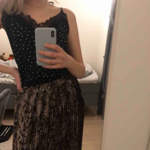  - Kjol i ormskinns mönster 💓✌🏼 Plisserad i materialet, så skön och fin att ha på sommaren eller utomlands. 👊🏼👊🏼