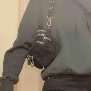  - Jättefin noella liknande väska från Ginatricot! Nypris 350kr.   (Det är inte en fläck på andra bilden utan en ljus reflektion) frakt 50kr🥰