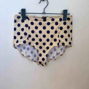  - Bikinitrosor från Monki i storlek M.  Köpta för ett tag sen men aldrig använda. 