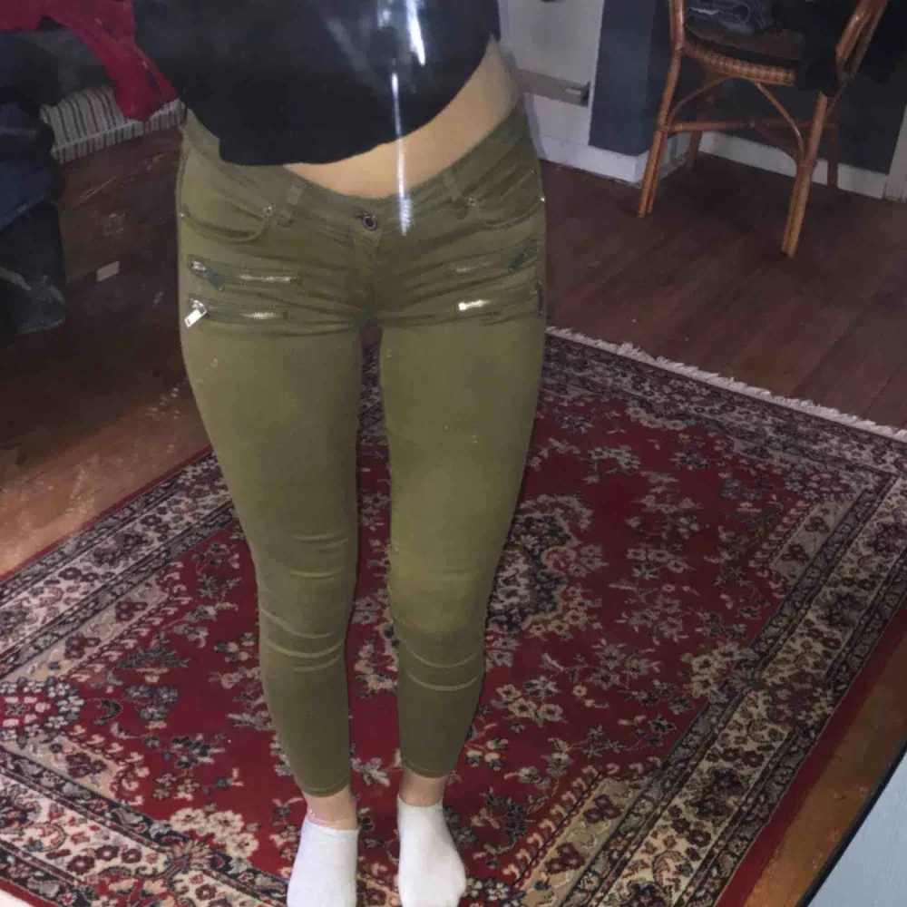 Ett par militärgröna jeans från ginatricot. Lågmidjade med fickor fram. Sparsamt använda. Frakt tillkommer✨. Jeans & Byxor.