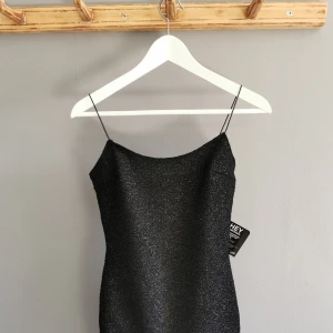 Glitterklänning - Helt ny klänning från Nelly, prislapp kvar.