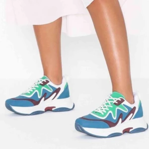  - Intressekoll på dessa super coola, blågröna, skor ifrån Nelly. Köpta för ca 2 månader sedan men helt oanvända. Platåsulan har en höjd på 5 cm👟😍 