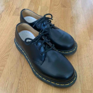  - Låga Dr Martens (äkta!) i storlek 36, ganska stora i storleken så passar också 37or. Använda max 5 gånger - därför letar de nytt hem!  Möts upp i Stockholm och annars står köparen för frakt :) 800 eller bud!