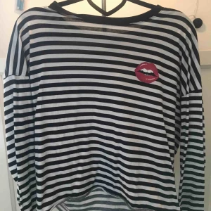  - Randig tröja från Gina tricot i storlek M 