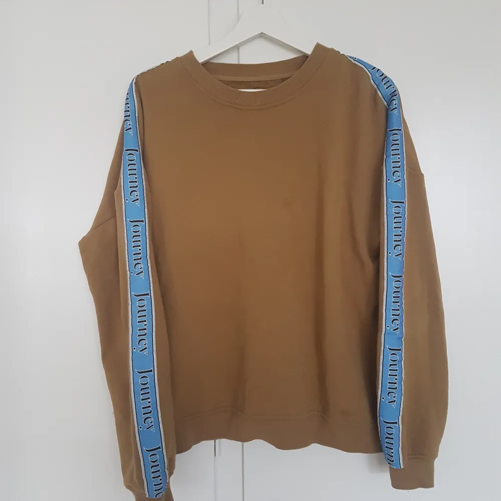 Skön sweatshirt från Samsoe Samsoe. 80% bomull, 20% polyester. Storlek: en stor M. Finns i stockholm, köpare betalar frakt om det behövs.. Tröjor & Koftor.