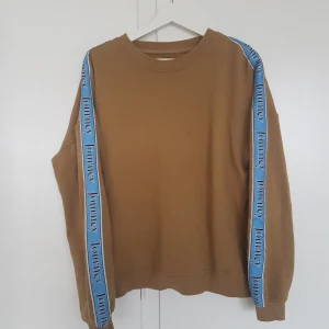 Sweatshirt från Samsoe samsoe - Skön sweatshirt från Samsoe Samsoe. 80% bomull, 20% polyester. Storlek: en stor M. Finns i stockholm, köpare betalar frakt om det behövs.