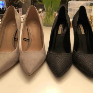  - Gråa klackar  Ej använda  Nypris 400kr 300&  Svarta klackar med fake ormskinn  Ej använda  Nypris 400kr 300kr