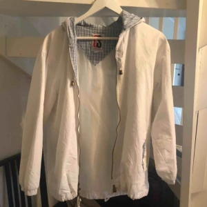  - Säljer denna vita asgulliga vindjacka, skulle säga s/m då den passar mig som brukar ha s/m💕