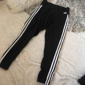  - Oanvända tre kvarts träningsbyxor 