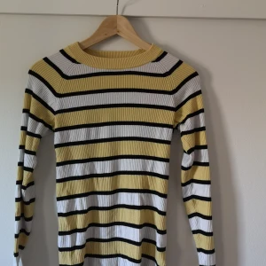 Randig tröja - Långärmat tröja med lagom hög krage, strechigt lagom tjockt tyg